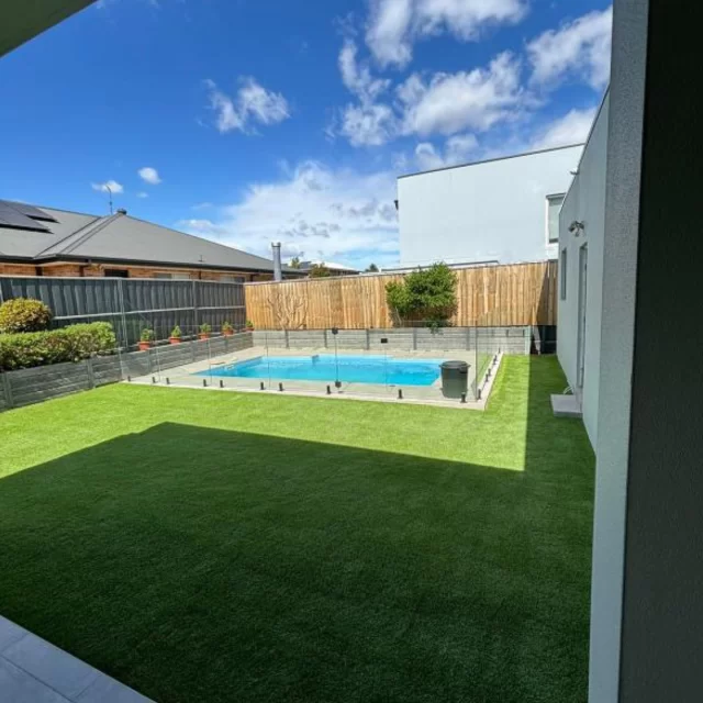 🌿 Talk about curb appeal! 🌿

@toptierturfingsolutions has just transformed this home in Kellyville using FieldTurf’s Nomo Cool 40, a perfect blend of rich green and extra-light brown yarns that create a stunning summer landscape all year round. 🏡✨

From the backyard to the front yard, even down to the curb, Nomo Cool 40 offers a firm hand feel with moderate traffic durability—ideal for pets and family fun alike! 🐾 Plus, with a 10-year warranty, you can enjoy this fresh, natural look for years to come. 🌱

#FieldTurfAustralia #NomoCool40 #TopTierTurfing #CurbAppeal #BackyardGoals #ArtificialTurf #PetFriendlyTurf #LowMaintenance