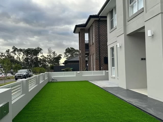 Swipe to see the magic! ✨🏡 This front yard just got a major glow-up with FieldTurf Australia’s English Meadow, installed to perfection by @gunners_landscapes . 🌿 The difference is unreal—hello, curb appeal! 😍
 
#BeforeAndAfter #EnglishMeadow #GunnerLandscapes #FrontYardTransformation #LandscapingDreams #SyntheticGrass #CurbAppealGoals